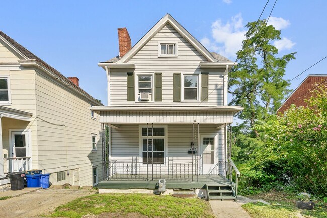 Building Photo - 2 bed 1 bath - newly updated, convenient location, washer/dryer/dishwasher