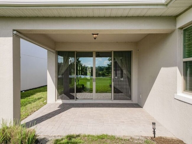 Building Photo - Gorgeous 3/2 Modern Home with a 2 Car Gara...