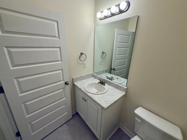 Building Photo - 613 Pershing Dr
