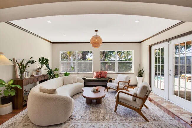 Building Photo - 301 SE 8th Ave