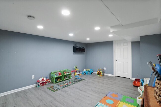 Building Photo - 13715 Dixie Dr