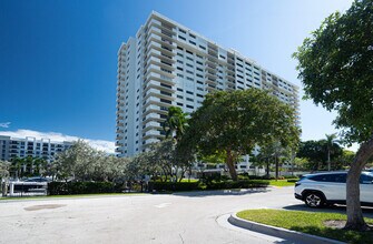 Building Photo - 3200 Port Royale Dr N