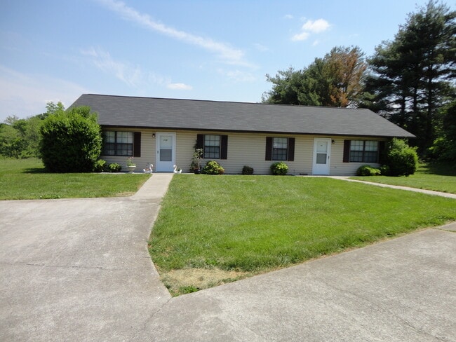 Building Photo - 2 Bedroom Duplex – Move-In Ready!