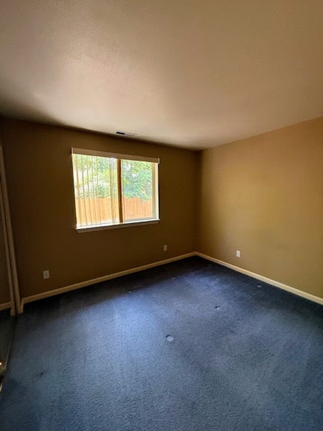 Building Photo - beautiful carson home with amazing yard an...