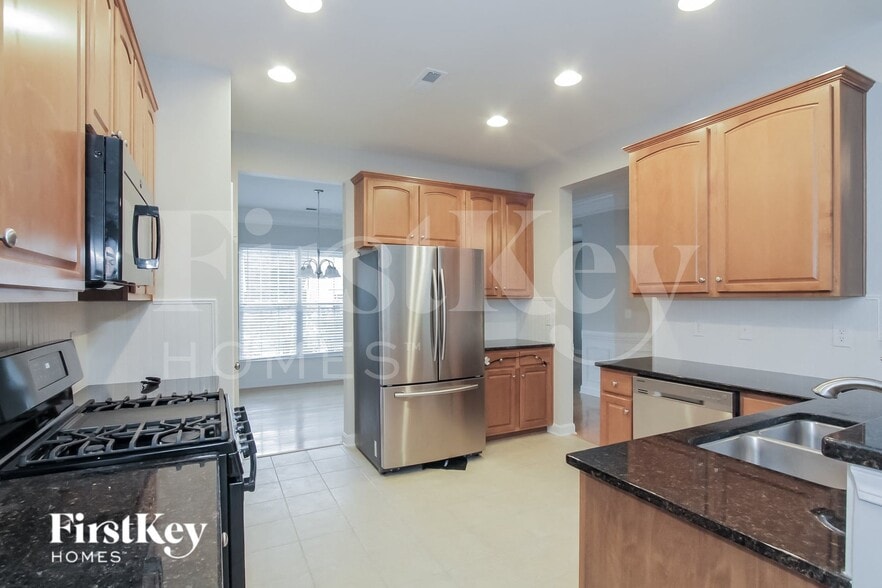 Building Photo - 240 Golden Valley Dr
