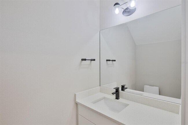 Building Photo - 1800 Houston St