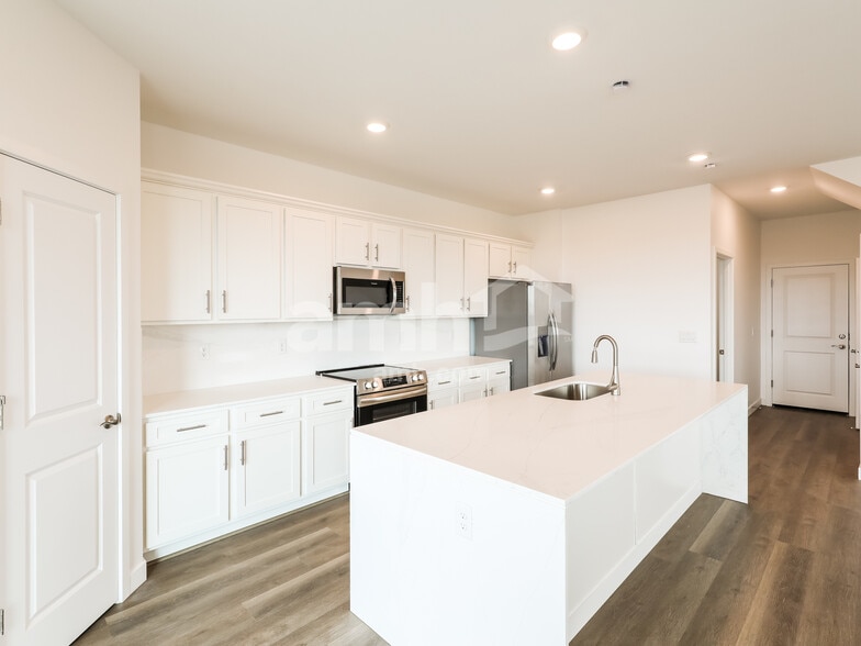 Building Photo - 6119 W Calle Lingo