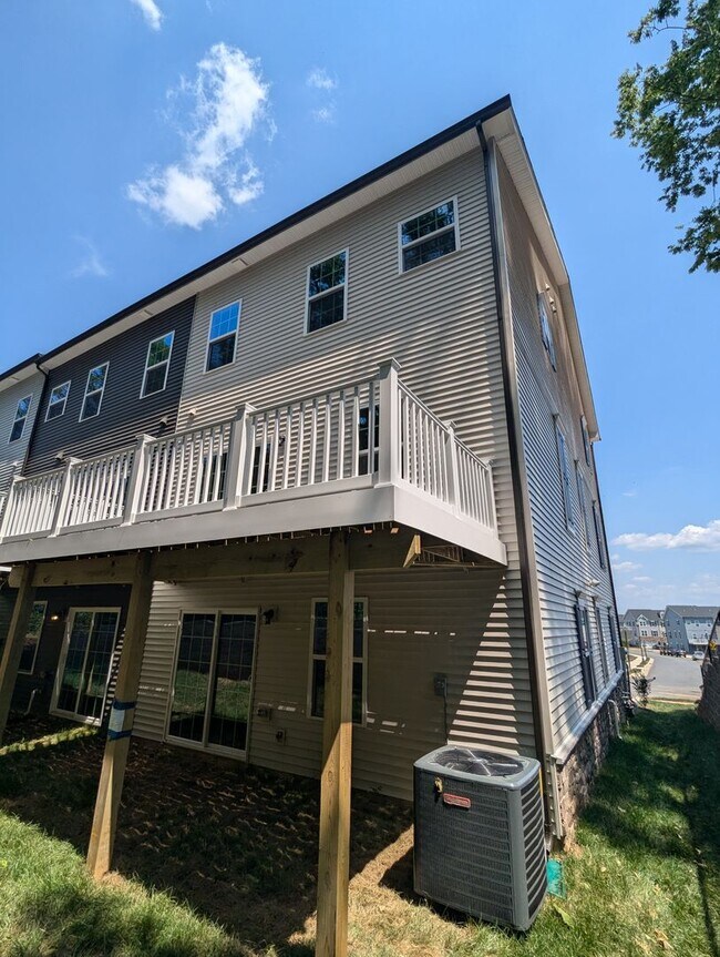 Building Photo - Gorgeous New Construction (never lived in)...