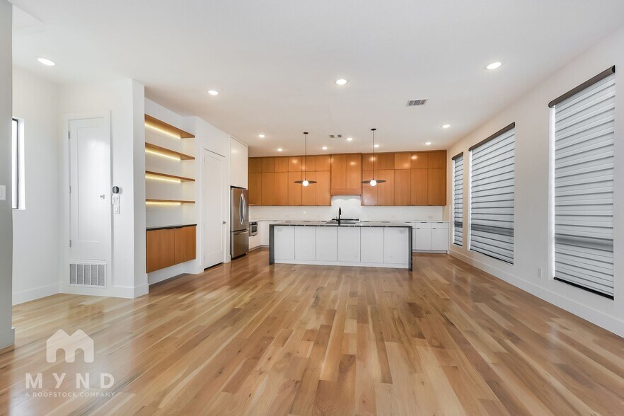 Building Photo - 1012 Mobile St