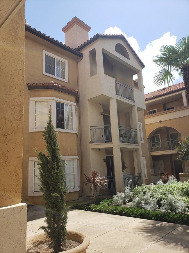 Building Photo - Large 2BD/2BA in Mission Valley - Dual Master Suites! - Open Feel - Quiet, Gated, Central Location!
