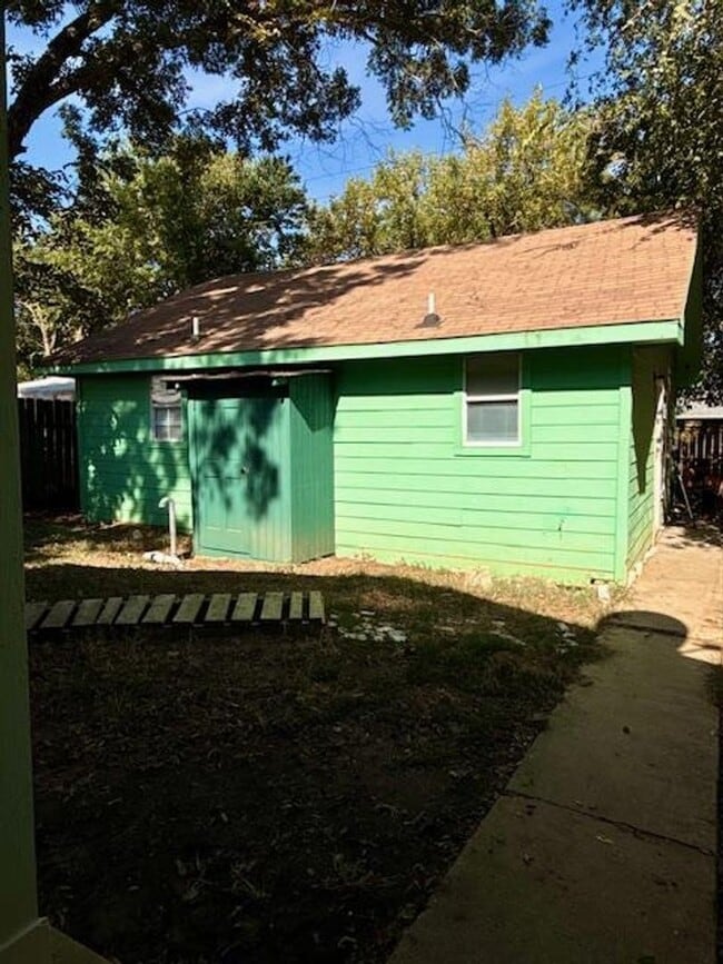 Building Photo - Two Homes / One Lot / Versatile Uses / Rem...