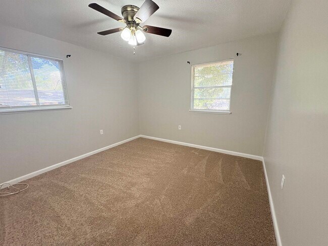 Building Photo - 2922 Oakwood Dr