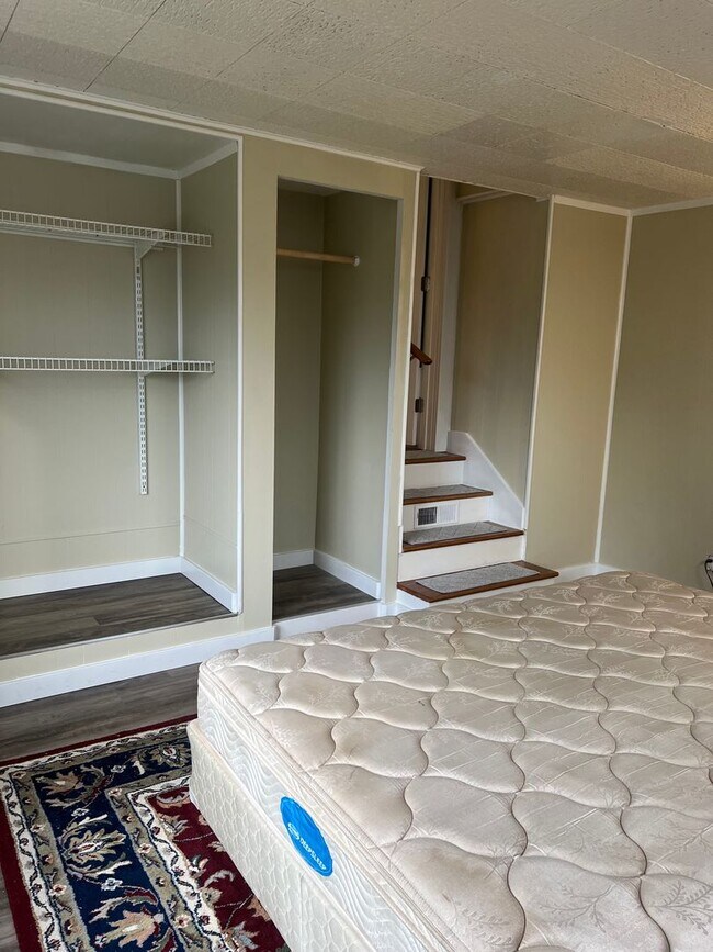 Building Photo - Renton 2 bedroom 1 bath home available now!