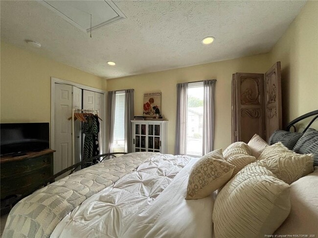 Building Photo - 940 Linden Rd