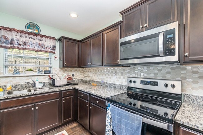 Building Photo - MOVE-IN READY!