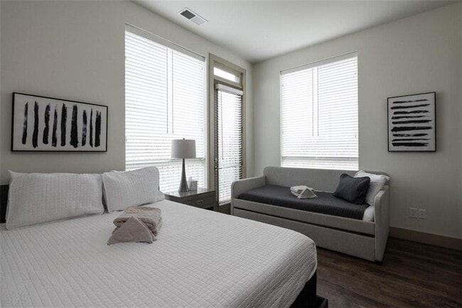 Building Photo - 37 Reynolds Square Ln