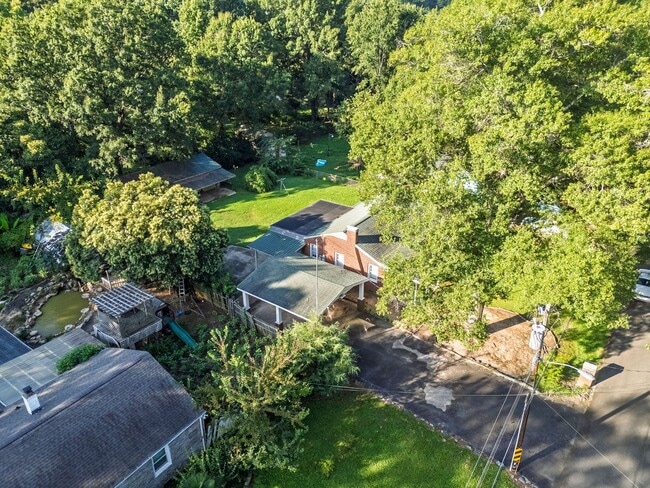 Building Photo - Well-maintained 3-bedroom, 1-bath all brick ranch offering 1,253 sq. ft. of functional living space