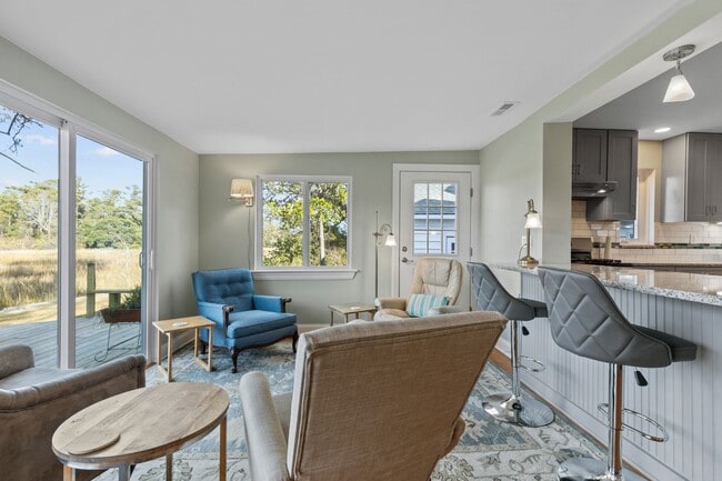 Building Photo - Marsh View Beaufort Home Available Now