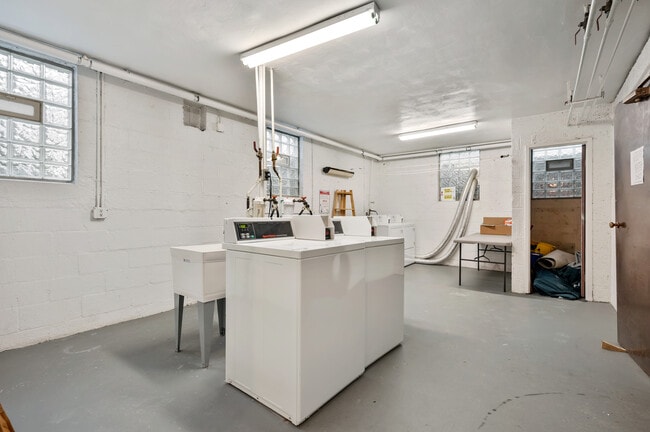 Building Photo - 836 Thorn St