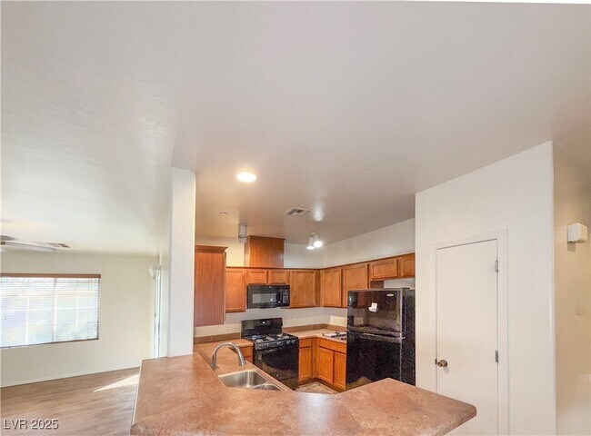 Building Photo - 6868 Sky Pointe Dr