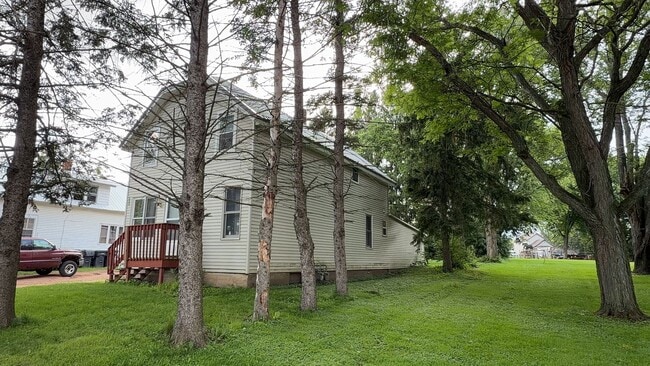 Building Photo - 614 N Chestnut Ave