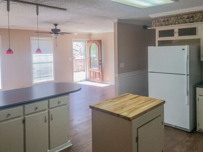 Building Photo - 620 Pine Oaks Dr