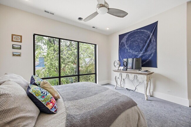 Building Photo - 261 S Limestone