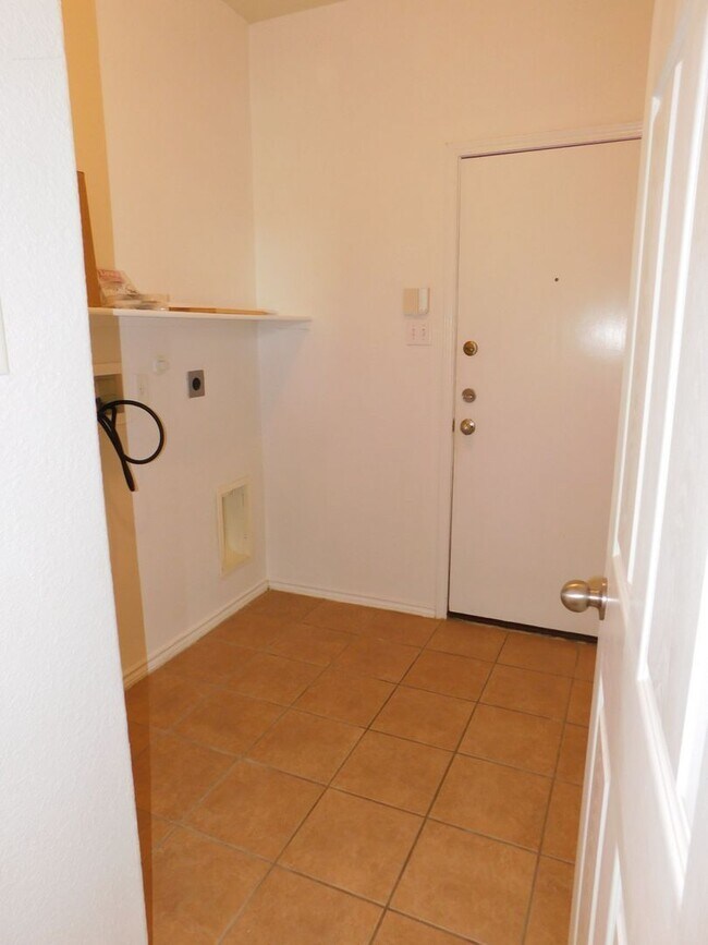 Building Photo - Large 4 bed house with master downstairs a...