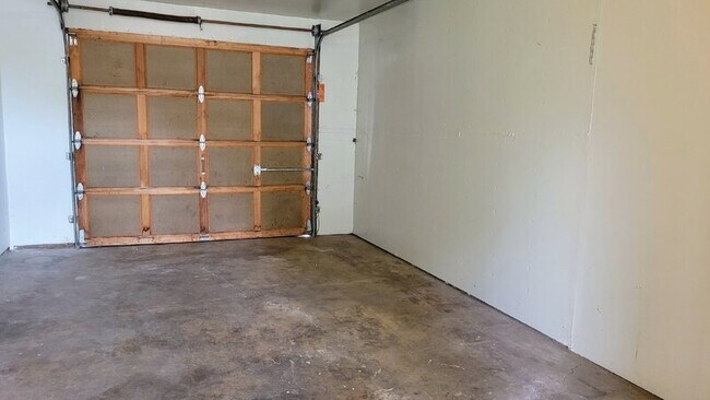 Building Photo - 128 NE Atkinson Ct