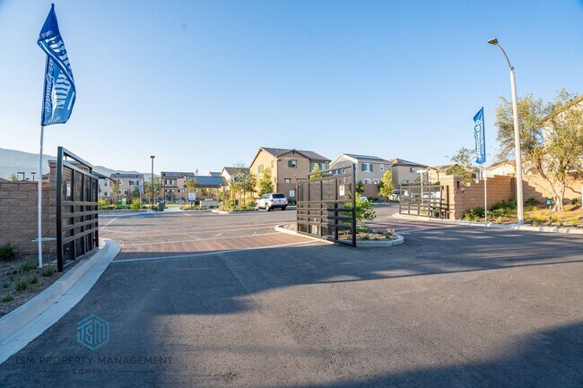 Building Photo - Beautiful 4-Bedroom Home in the Gated Citrus at Summit Community