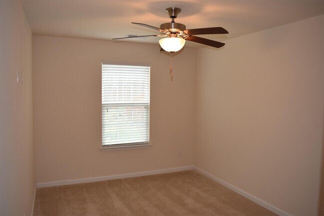 Building Photo - 2757 Silverthorn Dr