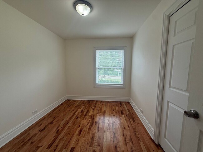 Building Photo - 542 Cherry Ln