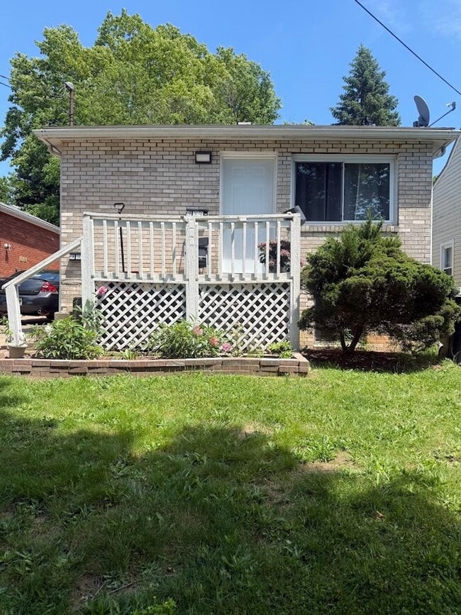 Building Photo - Bender Ave Duplex