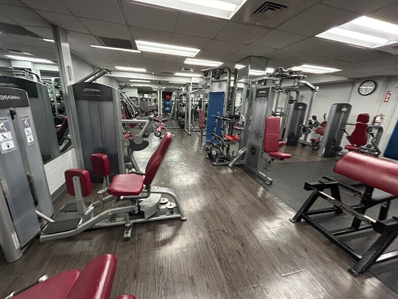 Building Photo - 33 Pond Ave