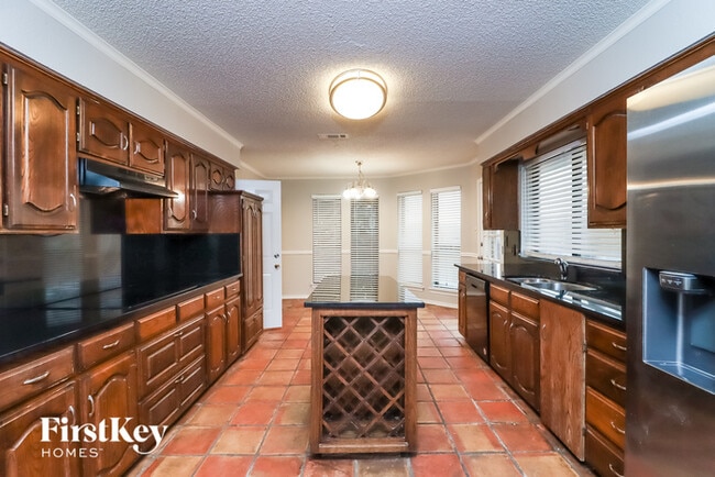 Building Photo - 2102 Greenbriar Ct