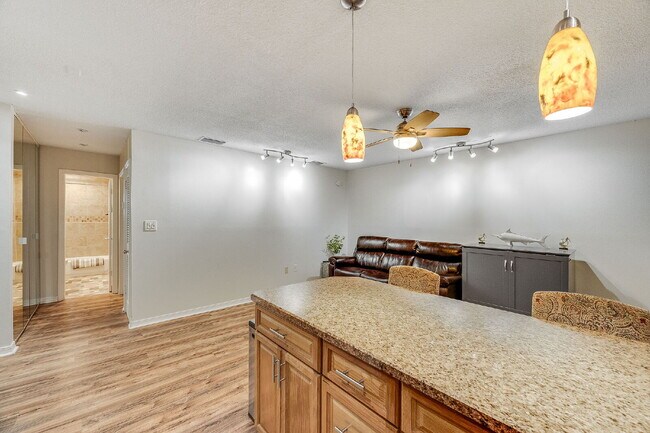 Building Photo - Updated 1 bedroom condo near the river!