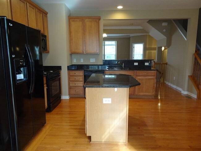 Building Photo - 4 Bedroom 3.5 Bath 3 Story Townhome for Re...