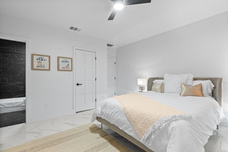 Building Photo - 516 Royal Plaza Dr