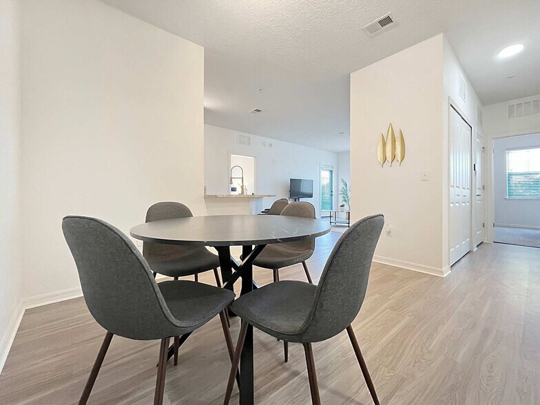 Building Photo - 1222 4th Ave E