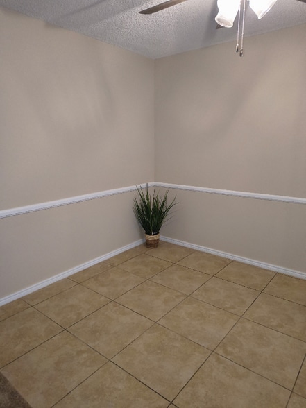 Building Photo - 400 E Live Oak St