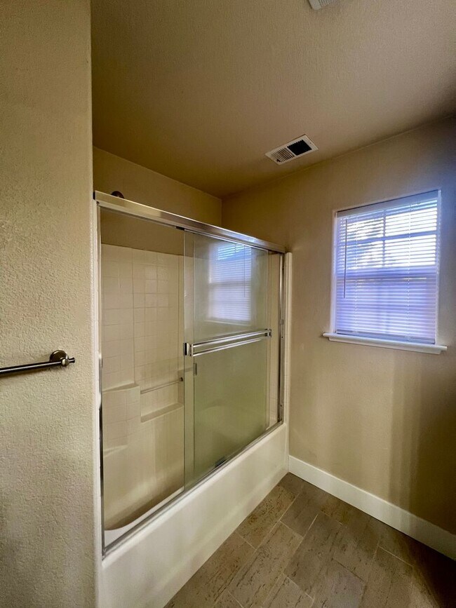 Building Photo - Come check out this lovely 3 bedroom 3 bath home Conveniently located near the Marlow Shopping ce...