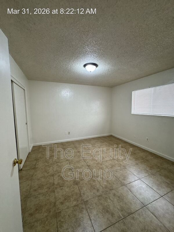 Building Photo - 527 S Garden St