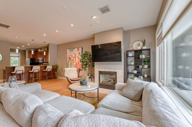 Building Photo - Prime Downtown 2-Bedroom Condo Steps from the Old Market!!