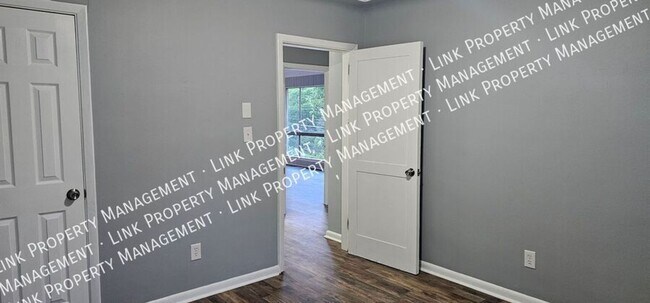Building Photo - Fresh Painted 3 BR 1.5 BA in Red Bank for ...