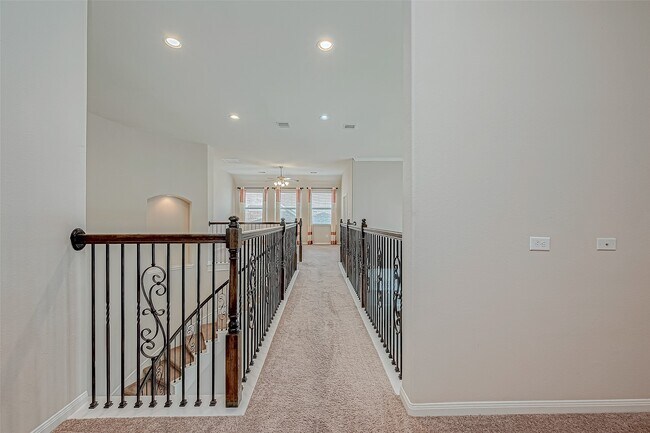 Building Photo - 25719 Oakwood Knoll Dr