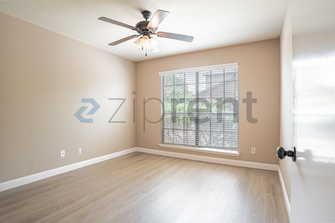 Building Photo - Unit A