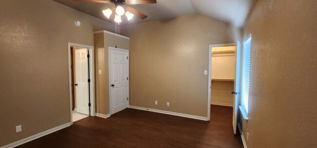 Building Photo - Beautiful 3bed/2bath Duplex near Clear Cre...
