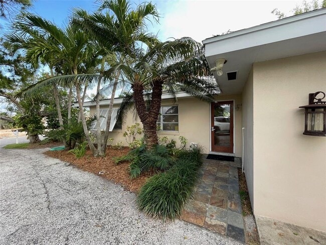 Building Photo - 4040 Poinsettia Dr