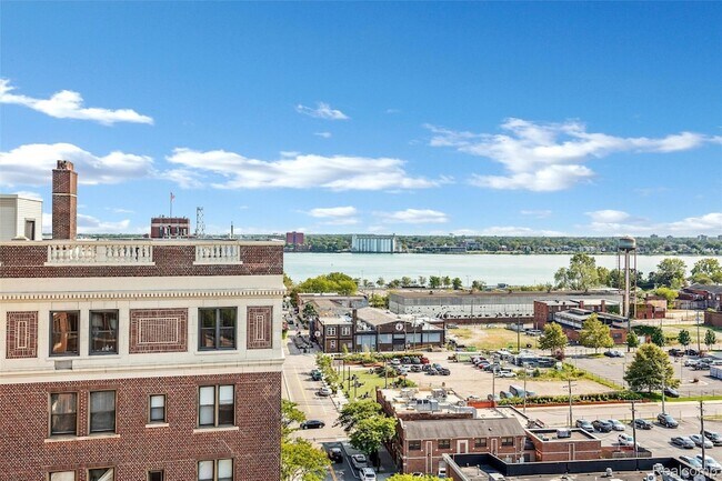 Building Photo - 2900 E Jefferson Ave