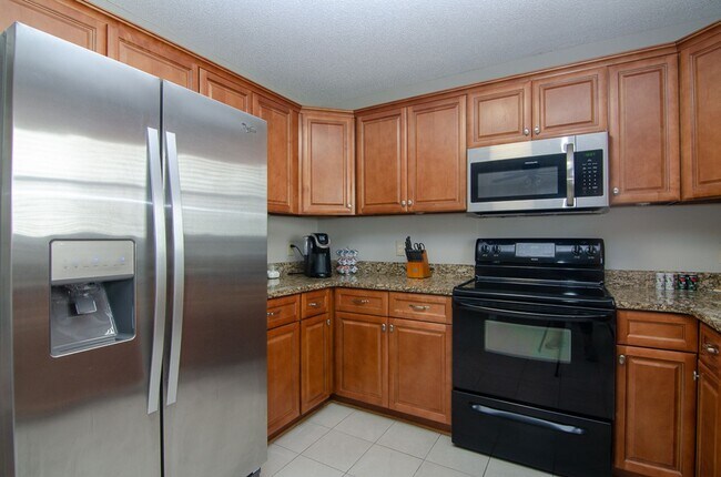 Building Photo - Stunning remodeled home in Franklin with a garage